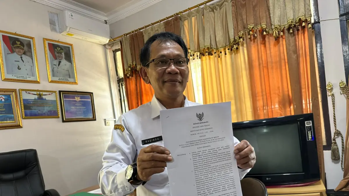 Kepala Badan Keuangan Daerah Kabupaten Semarang Rudibdo saat menujukan SK Bupati Semarang tentang penghapusan denda tunggakan pajak PBB-P2 di Kantor BKUD Kabupaten Semarang.