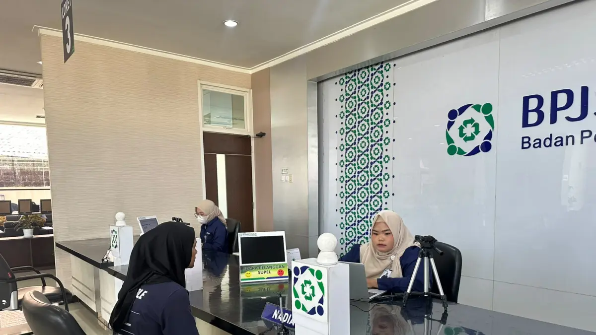 Petugas BPJS Kesehatan Cabang Ungaran saat melayani aduan peserta di Kantor BPJS Kesehatan Cabang Ungaran.