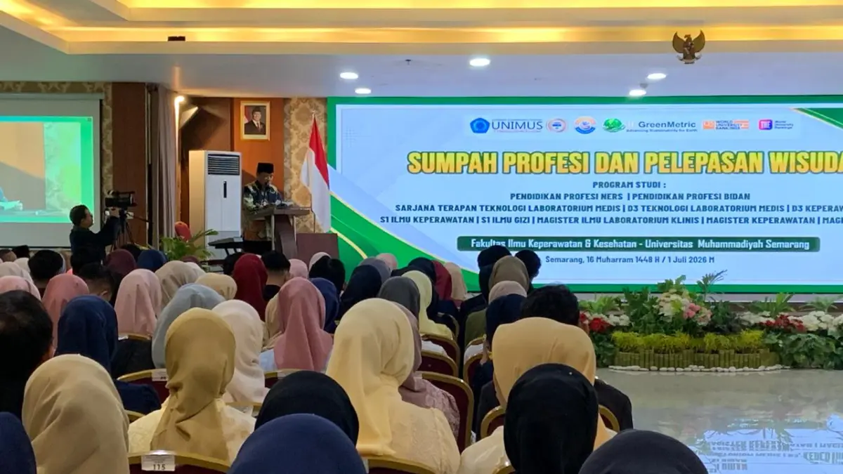 Rektor Unimus Prof Masrukhi memberikan sambutan pada acara sumpah profesi di GKB II Unimus, Rabu (1/7).