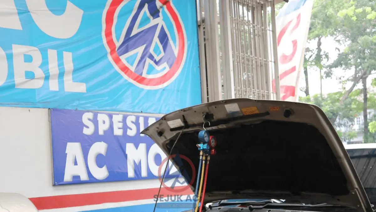 Sebuah mobil tengah menjalani perbaikan AC yang bermasalah. (Ist)