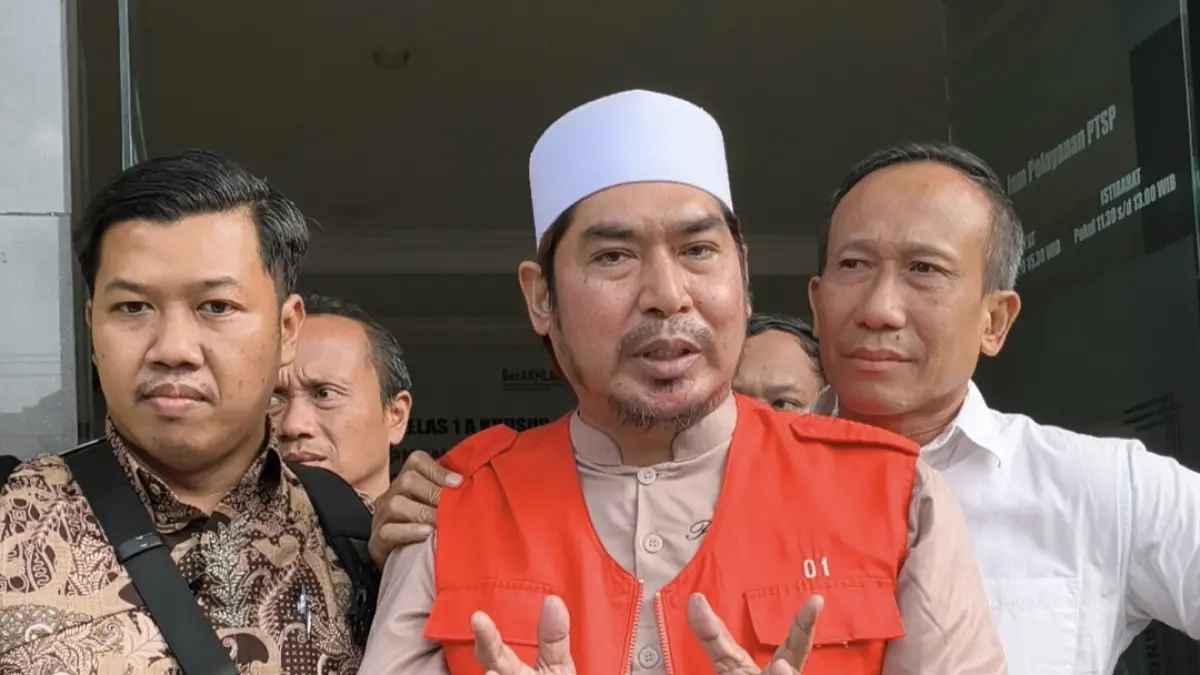 Terdakwa kasus TPPU BUMD Cilacap, Gus Yazid memberikan keterangan usai sidang di Pengadilan Tipikor Semarang, Rabu (1/7/2026).