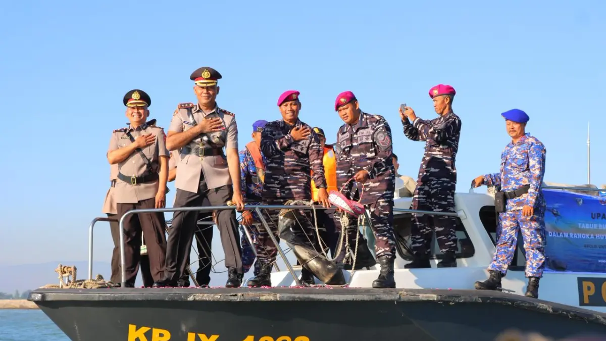 TABUR BUNGA: Kapolres Kendal AKBP Hendry Susanto Sianipar bersama jajaran Polres Kendal dan personel TNI AL menabur bunga di perairan Pelabuhan Kendal sebagai bentuk penghormatan kepada pahlawan Polri dalam rangka HUT Bhayangkara ke-80. (Humas Polres Kendal/RadarSemarang.ID)