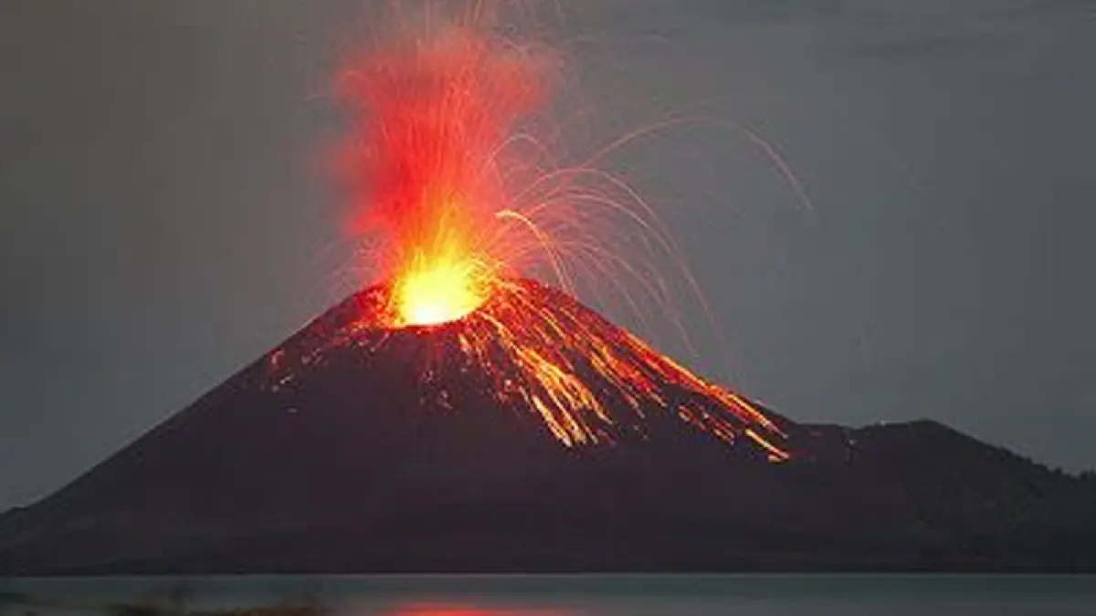 Aktivitas Anak Gunung Krakatau, di Selat Sunda, Lampung, saat terjadinya erupsi. (Jawa Pos)