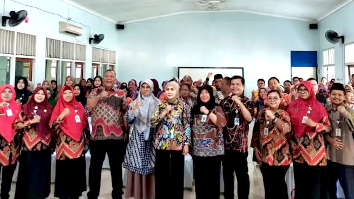 ANTIKORUPSI: Bupati Kendal Dyah Kartika Permanasari berfoto bersama peserta usai membuka Sosialisasi Anti Korupsi Tahun 2026 di Aula SMP Negeri 1 Singorojo. (dok. diskominfo kendal/radarsemarang.id)