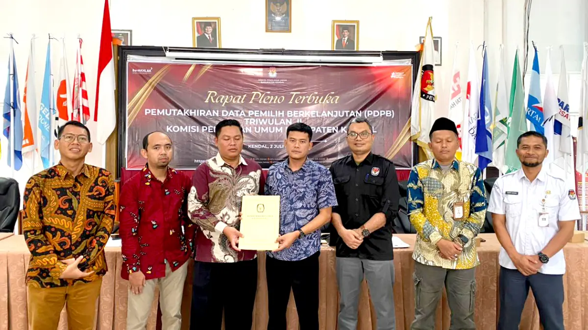 PDPB KENDAL: KPU Kendal menggelar Rapat Pleno Terbuka Pemutakhiran Data Pemilih Berkelanjutan (PDPB) Triwulan II Tahun 2026 dan menetapkan total daftar pemilih sebanyak 835.604 jiwa. (dok kpukendal/radarsemarang.id))