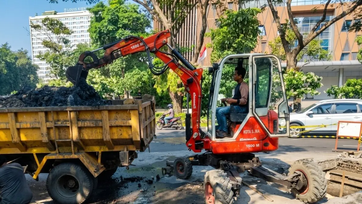 Pemerintah Kota atau Pemkot Semarang melalui Dinas Pekerjaan Umum (DPU) mengintensifkan pembersihan saluran drainase di kawasan Simpang Lima.