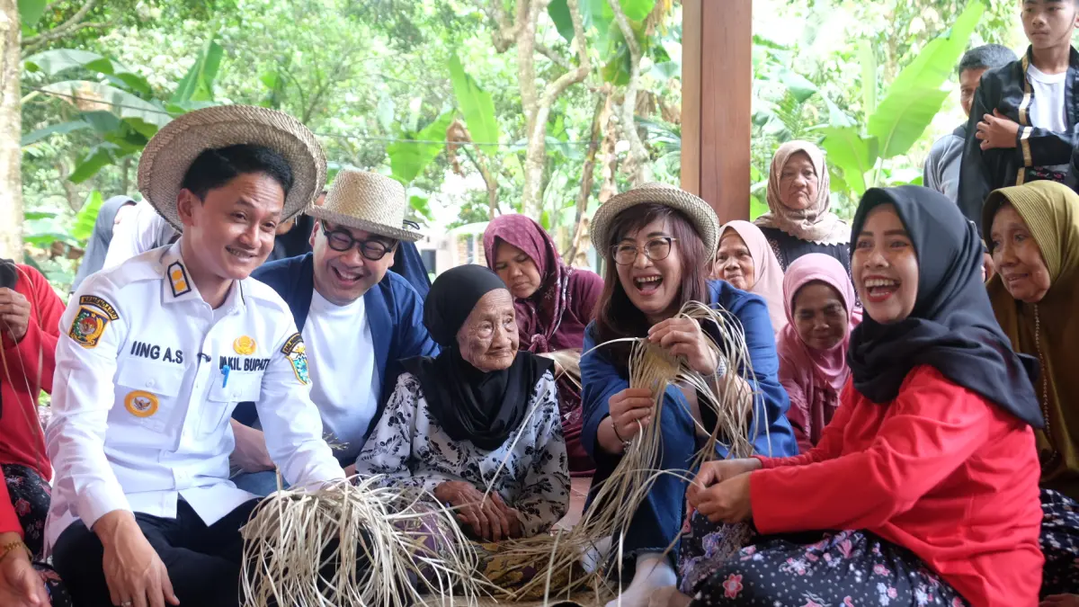 Senyum yang tulus, cerita yang berharga, dan tradisi yang terus dijaga, inilah yang dirasakan Direktur FIFGROUP, Esther Sri Harjati dan Julius Julianto Kusdinar bersama dengan pemerintah dan masyarakat pada saat menganyam bersama.