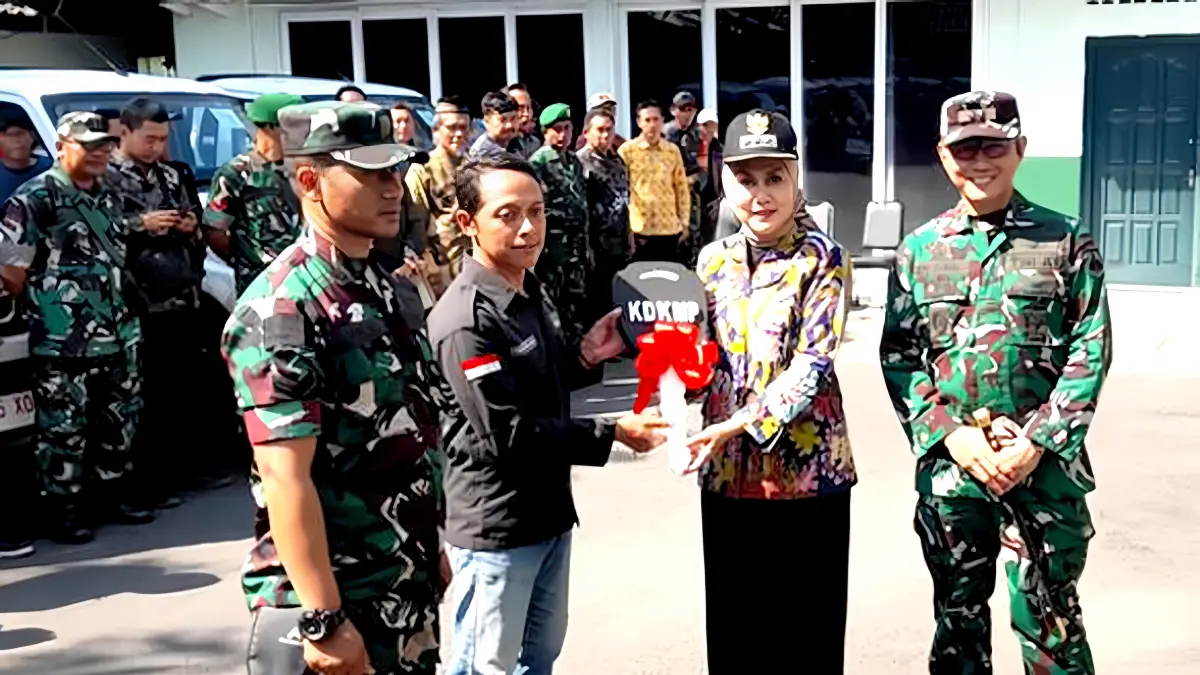 SIMBOLIS: Bupati Kendal, Dyah Kartika Permanasari didampingi Komandan Kodim (Dandim) 0715/Kendal Ade Sohali menyerahkan kunci mobil pikap operasional Koperasi Desa Kelurahan Merah Putih (KDKMP). (dok/radarsemarang.id)  