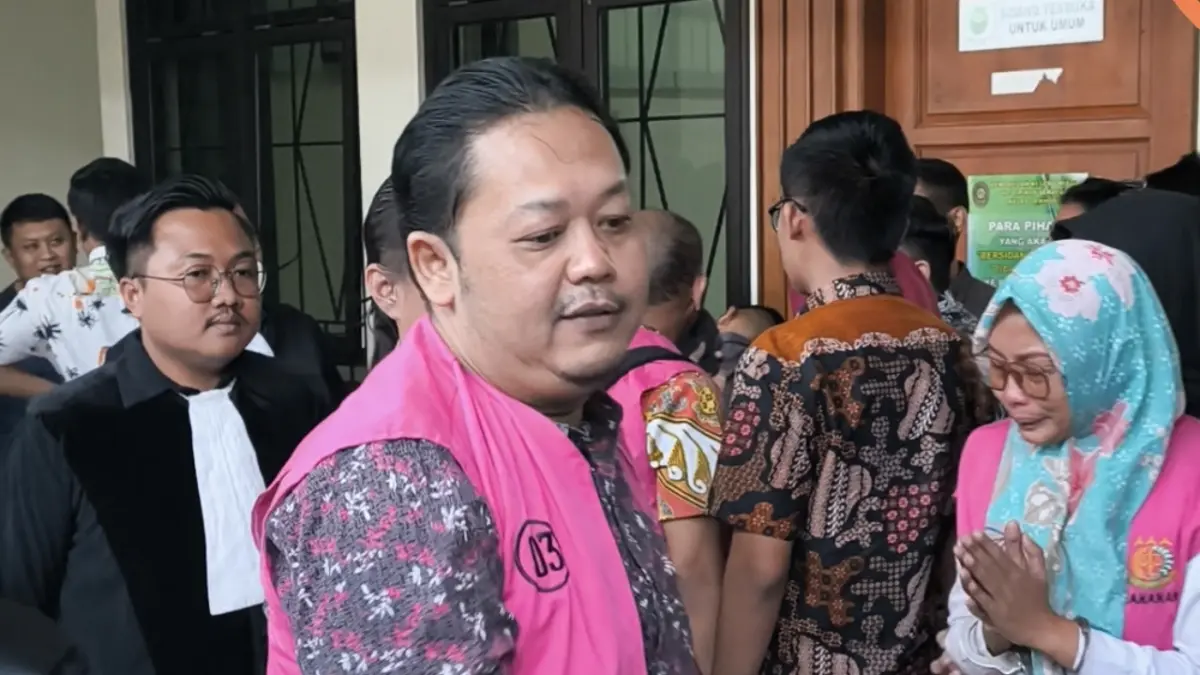 Terdakwa kasus Bank Pasar Kota Semarang usai sidang putusan di Pengadilan Tipikor Semarang, Kamis (2/7/2026). (IDA FADILAH/JAWA POS RADAR SEMARANG) 