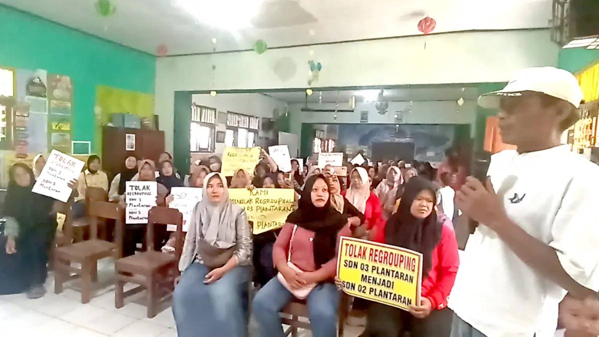 UNJUK RASA: Wali murid SDN Plantaran 3 menggelar aksi damai menolak rencana regrouping dengan SDN Plantaran 2 di Kaliwungu Selatan, Kendal, karena khawatir berdampak pada psikologis dan kenyamanan belajar siswa. (Budi Setiyawan/RadarSemarang.ID)