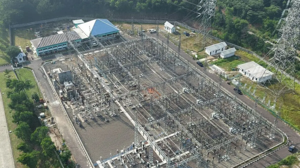 Tampak udara Gardu Induk 150 kilovolt (kV) Margakarya di Karawang International Industrial City (KIIC), Jawa Barat yang melayani suplai listrik ke industri data center di kawasan tersebut. Dengan listrik yang andal, PLN menciptakan _multiplier effect_ untuk kemajuan industri nasional.