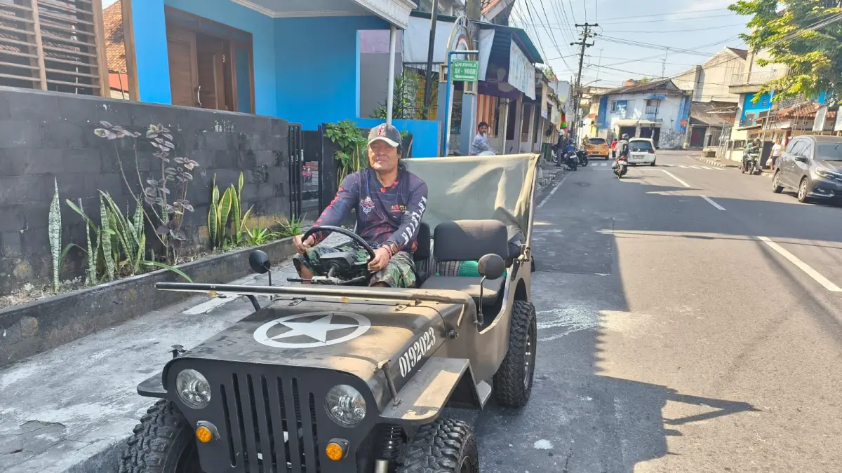 Ikhsan dengan Willys mini miliknya