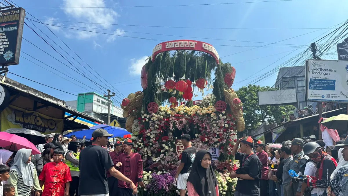 Kontingen mobil hias saat parade Festival Bunga Bandungan di jalan Bandungan Ambarawa tepatnya didepan Pasar Bandungan.