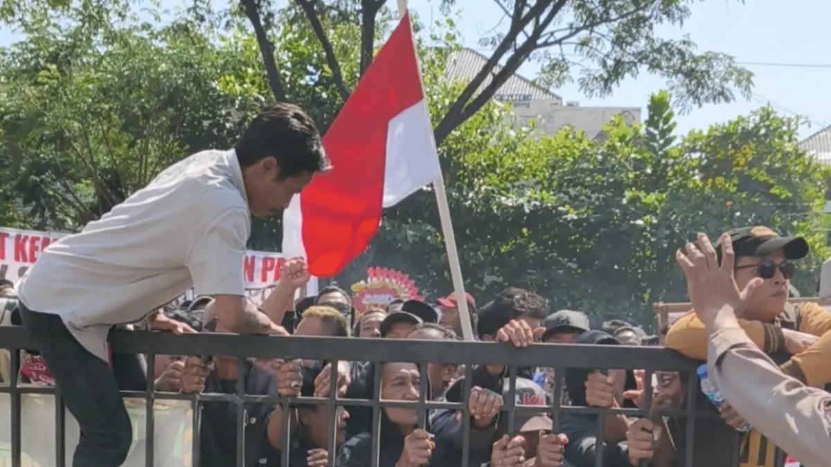 Potret pendukung Bupati Nonaktif Sudewo di Pengadilan Tipikor Semarang, Senin (5/7/2026). (IDA FADILAH/JAWA POS RADAR SEMARANG)