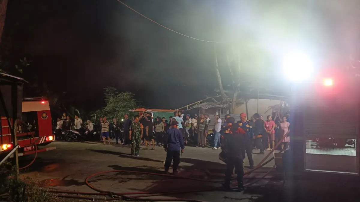 Proses pemadaman api di sekitar gudang yang kebakaran, Minggu (5/7) malam. (DOKUMEN KELURAHAN MANGUNHARJO KECAMATAN TEMBALANG)