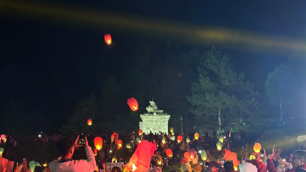 Ribuan lampion saat diterbangkan di pelataran Candi Gedong Songo Bandungan.
