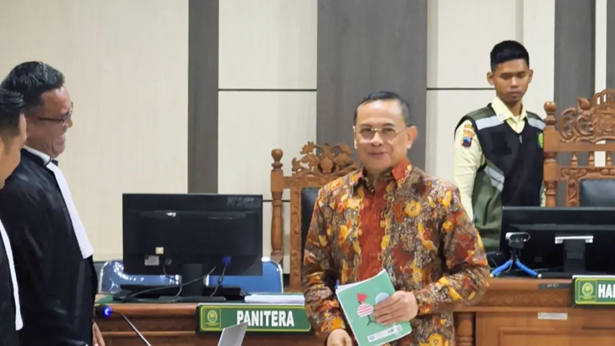 Mantan anggota DPR RI, Sudewo menjalani sidang dugaan kasus suap dari proyek pembangunan jalur kereta api di Direktorat Jenderal Perkeretaapian (DJKA) Kementerian Perhubungan  di Pengadilan Tipikor Semarang, Senin (6/7/2026). (IDA FADILAH/JAWA POS RADAR SEMARANG)