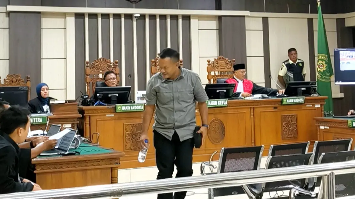 Direktur PT Indria Putra Persada Ferry Septha Indrianto alias Ferry Gareng saat jadi saksi kasus suap perkeretaapian terdakwa Sudewo di Pengadilan Tipikor Semarang, Senin (6/7/2026). (IDA FADILAH/JAWA POS RADAR SEMARANG)
