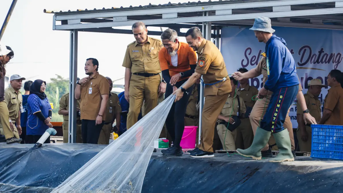 Gubernur Jawa Tengah Ahmad Luthfi ikut memanen udang vaname di Kawasan Industri Wijayakusuma (KIW) Kota Semarang, Senin (6/7).