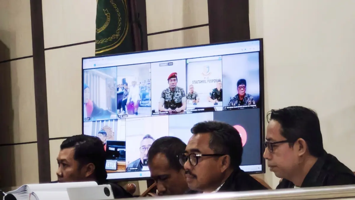 Mantan Pangdam IV/Diponegoro Letjen TNI Widi Prasetijono dihadirkan sebagai saksi dalam kasus TPPU BUMD Cilacap secara daring dari Rutan Pomdam Jaya Guntur, Senin (6/7/2026). (IDA FADILAH/JAWA POS RADAR SEMARANG)