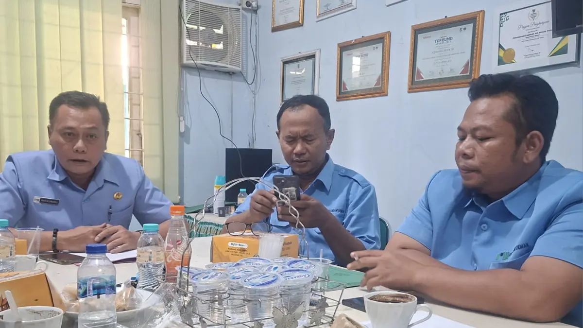 Pejabat Pembantu Pelaksana Tugas Pengurusan (P3TP) Pudam Demak, Iwan Wijanarko, didampingi Sidik Sugiarto dan tim Pudam lainnya dikantornya kemarin.(Wahibpribadi)