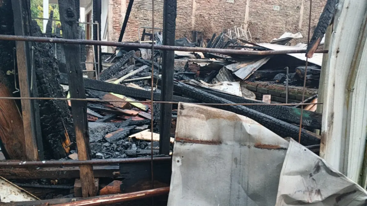 Puing-puing kebakaran yang menimpa sebuah tempat usaha pembuatan mebel dikawasan Durenan,Mangunharjo,Tembalang. (Sulistiono)
