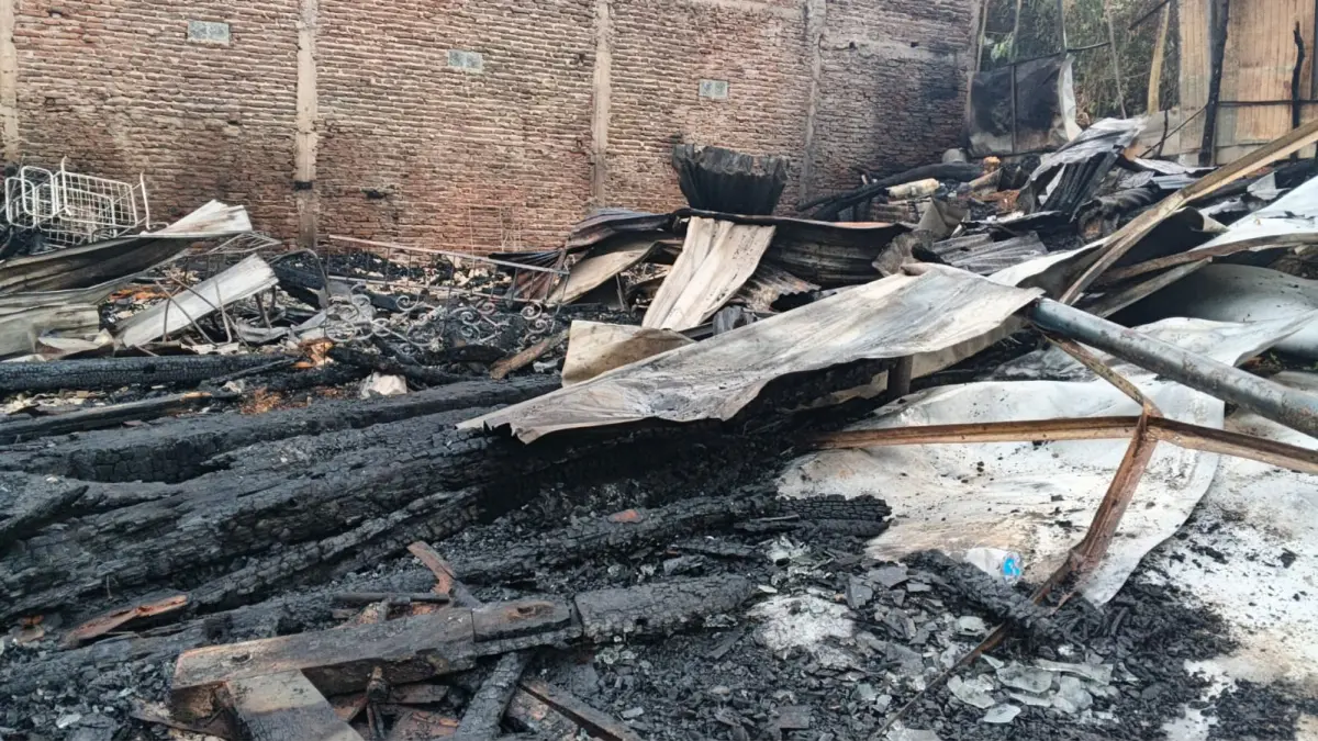 Puing-puing tempat usaha mebel di Durenan, Mangunharjo, habis terbakar, minggu petang (5/7/26). (Sulistiono) 