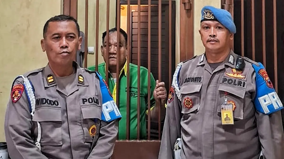 Tampang Iptu N berada di dalam jeruji besi ruang tahanan Mapolda Jateng 