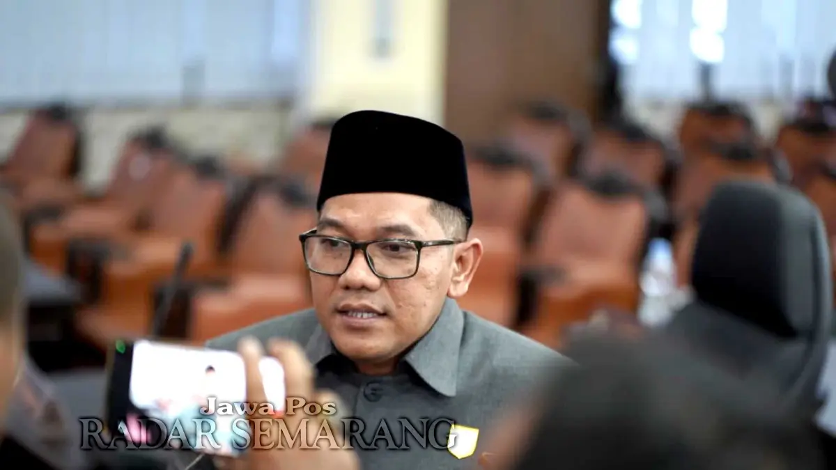 APBD KENDAL: Ketua DPRD Kendal Mahfud Sodiq menegaskan APBD Kabupaten Kendal harus memberikan manfaat nyata bagi masyarakat dan tidak sekadar terserap dalam pelaksanaan program pemerintah daerah. (Budi Setiyawan/RadarSemarang.ID)