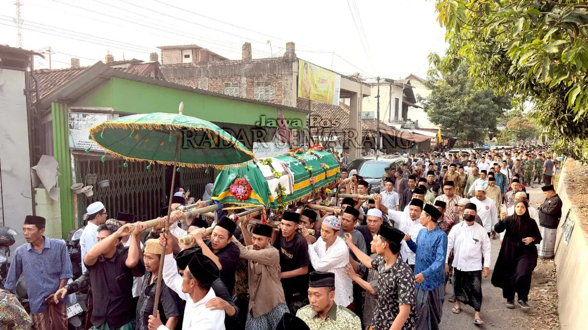 BERDUKA: Ribuan pelayat mengiringi prosesi pemakaman Ketua MUI Kabupaten Kendal, KH Asro