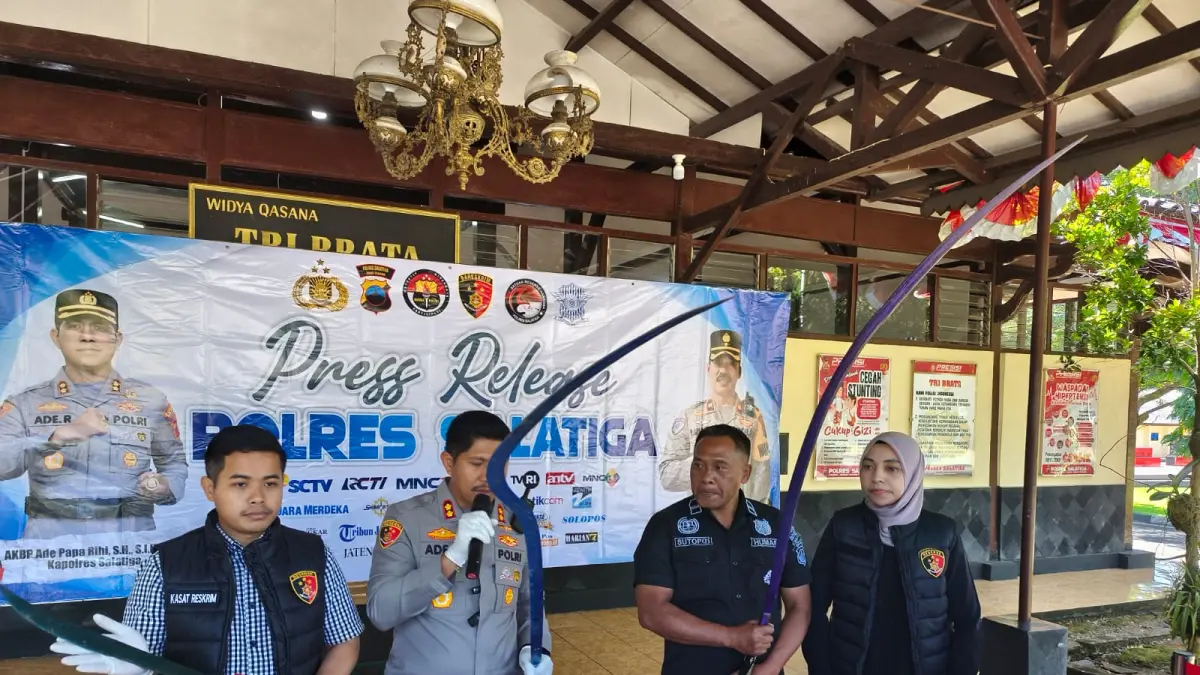 Kapolres Salatiga menunjukkan barang bukti yang digunakan untuk tawuran