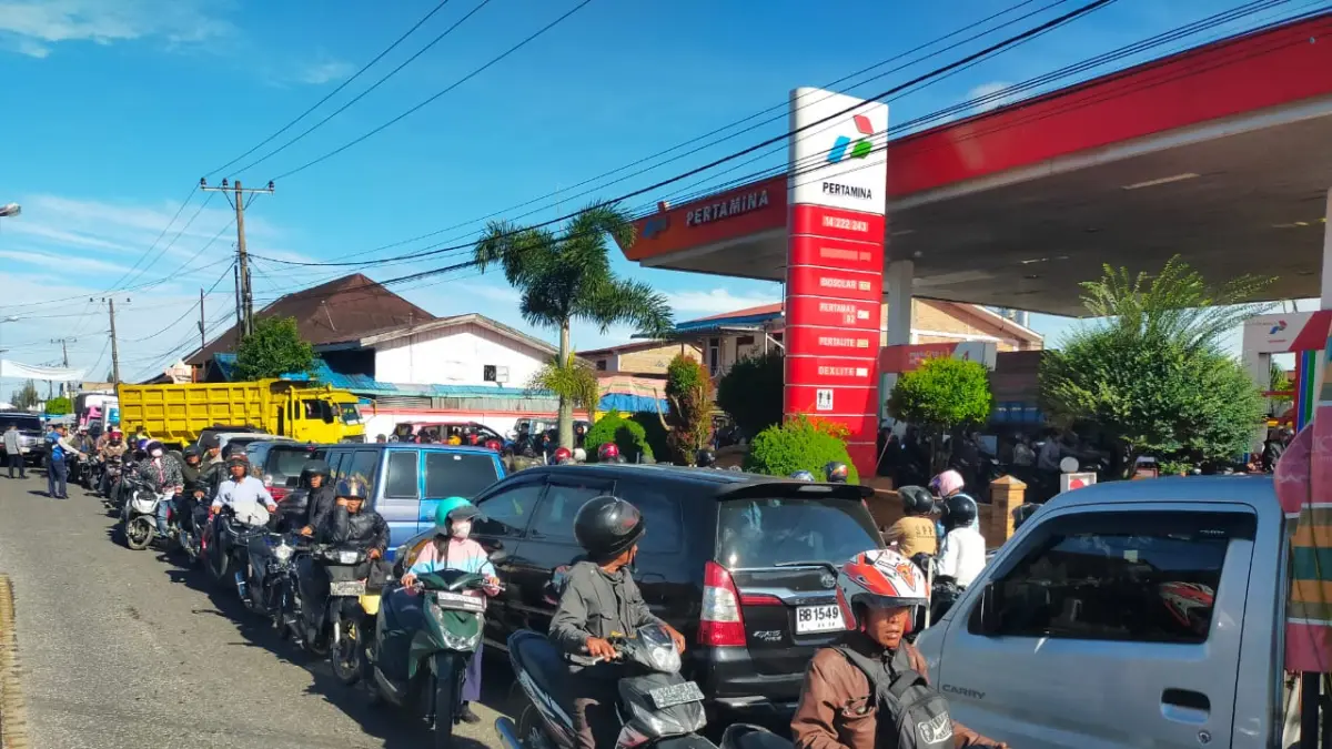 Kendaraan roda dua dan empat antre panjang membeli BBM disalah satu SPBU. (Jawa Pos)