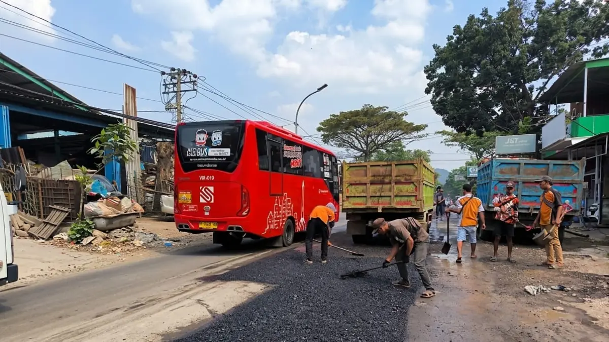 Pemkot Semarang melalui Dinas Pekerjaan Umum (DPU) melakukan percepatan penanganan kerusakan jalan di kawasan Tanjakan Kalipancur, Manyaran.