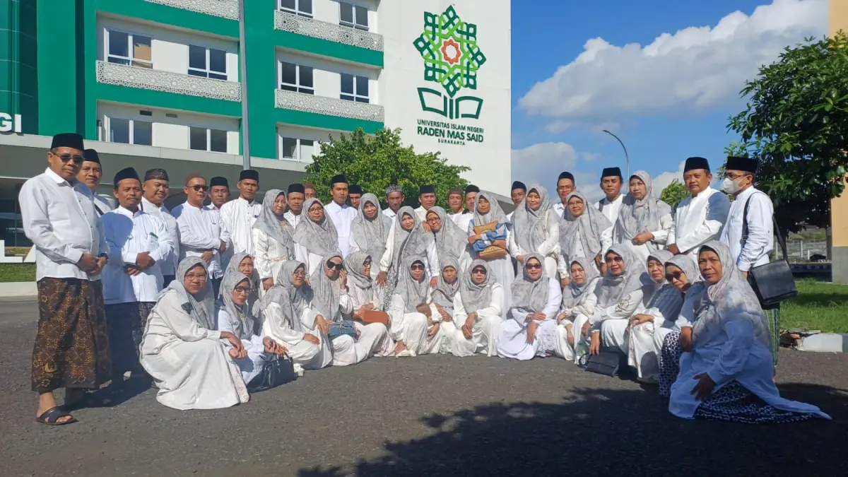 SILATURRAHMI : Pertemuan guru, kiai, dan alumni Madrasah Salafiyah Kajen angkatan 1992 yang digelar di Kampus Pascasarjana UIN Raden Mas Said (UIN RMS) Surakarta, Senin 7 Juli 2026.