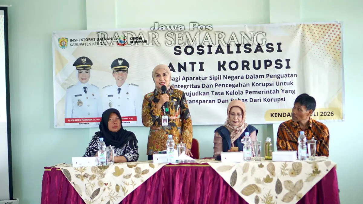 TEGAS: Bupati Kendal, Dyah Kartika Permanasri, saat membuka Sosialisasi Antikorupsi 2026 bagi tenaga pendidik dan tenaga kependidikan di Aula SMP Negeri 2 Brangsong, Selasa (7/7/2026). (Budi Setiyawan/RadarSemarang.ID)