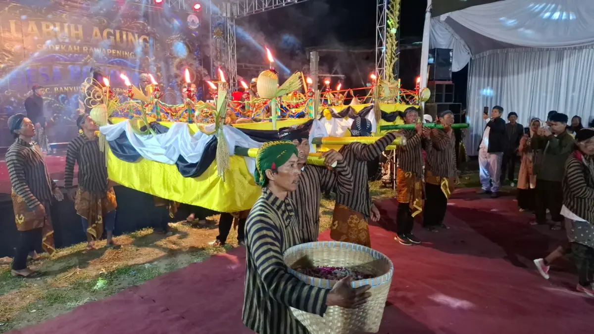 Warga Desa Rowoboni Banyubiru Kabupaten Semarang saat lakukan tradisi Labuh Agung Sedekah Rawa Pening.&nbsp;