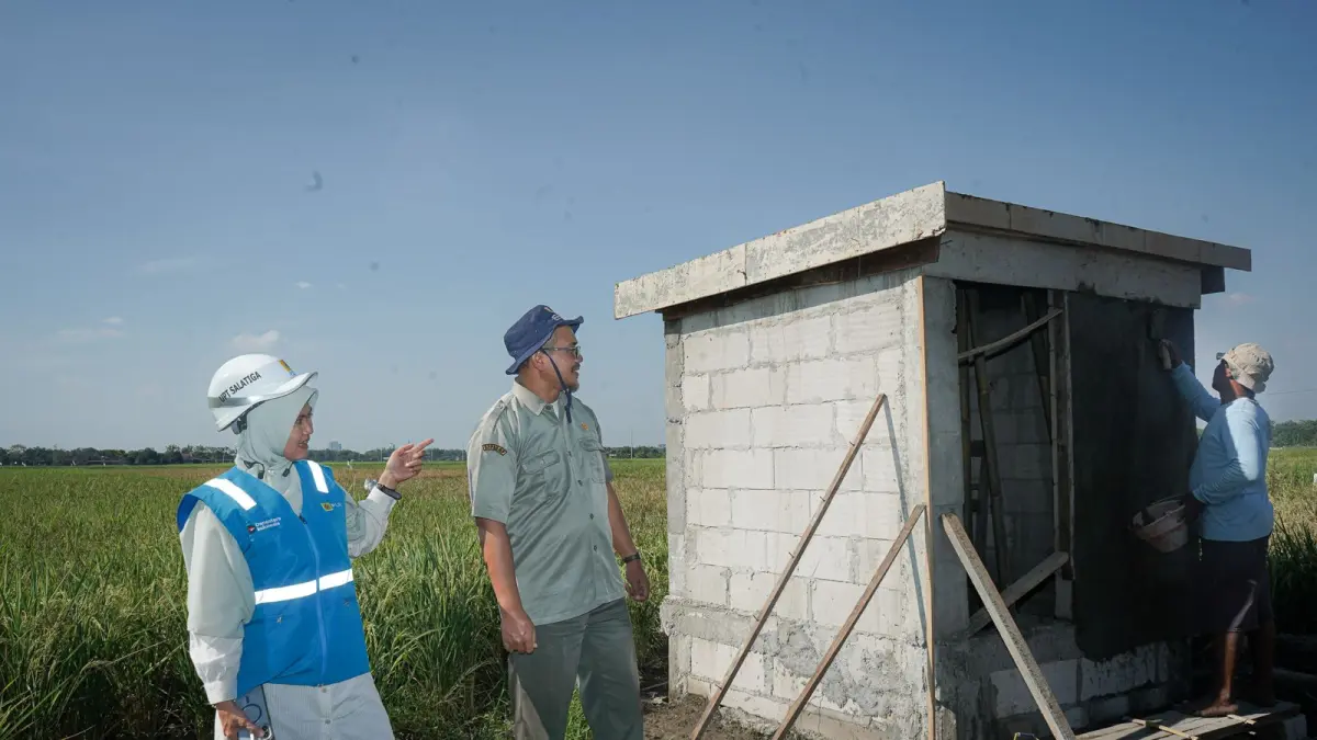 Petugas wanita dari tim TJSL PLN UPT Salatiga didampingi Penyuluh dan Pendamping Petani Kecamatan Wonosari memantau langsung progres pembangunan rumah pompa air yang menjadi bagian penting dari instalasi pengairan program ETANIGI. Sinergi antara PLN, penyuluh, dan masyarakat petani sangat erat dalam mewujudkan modernisasi pertanian berbasis energi bersih.