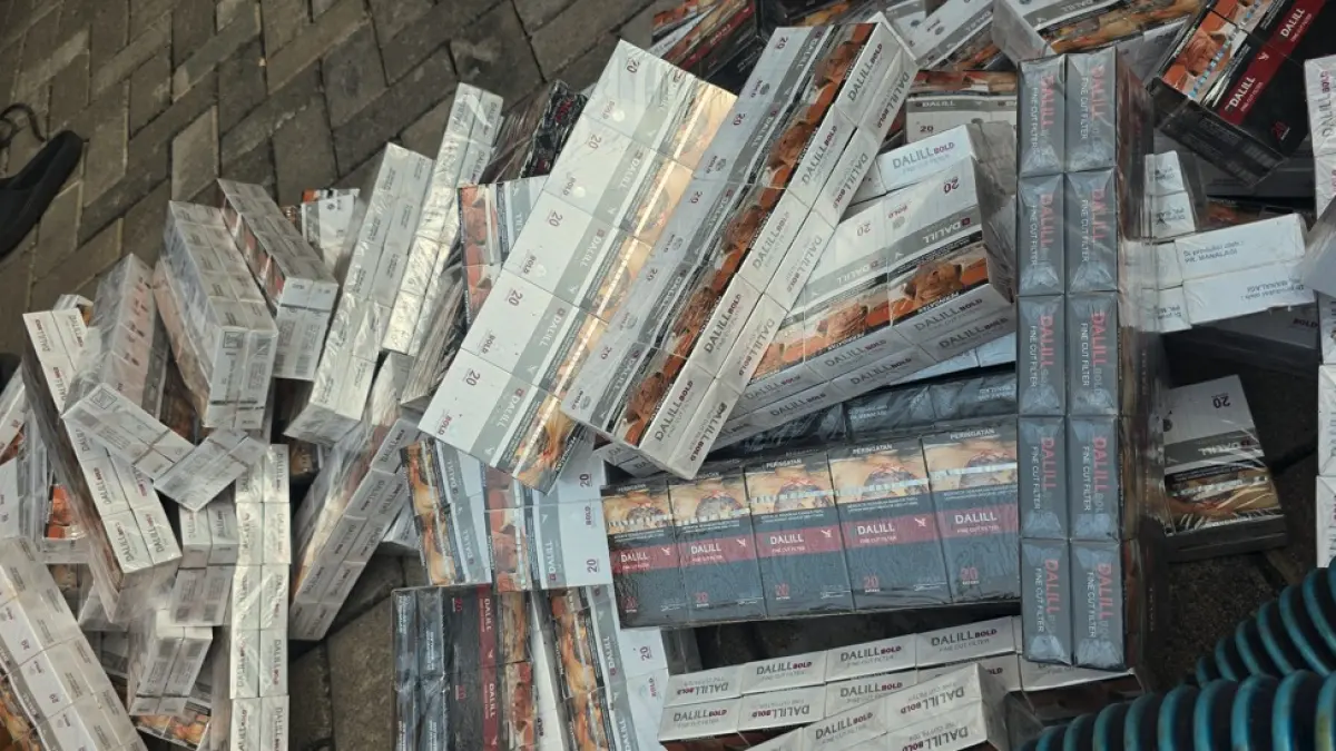 Bea Cukai Semarang berhasil menggagalkan peredaran 1.481.600 batang rokok ilegal tanpa pita cukai yang disembunyikan di dalam kompartemen truk tangki.