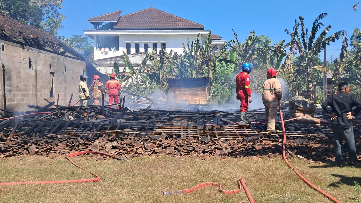 Kebakaran rumah huni di Dusun Cabean Desa Karangduren Kecamatan Tengaran.