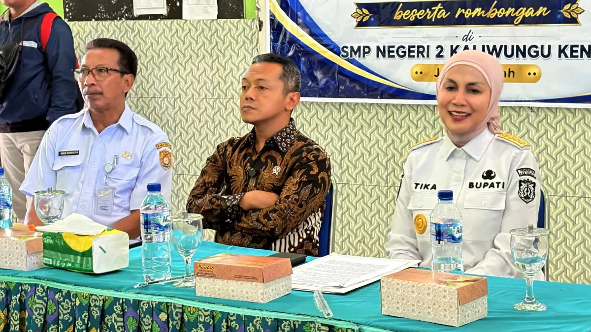 KUNJUNGAN: Wamendikdasmen RI, Fajar Riza Ul Haq (tengah) didampingi Bupati Kendal, Dyah Kartika Permansari (kiri), melakukan kunjungan ke SMPN 2 Kaliwungu untuk pemantauan SPMB, Rabu (8/7/2026). (Budi Setiyawan/RadarSemarang.ID)