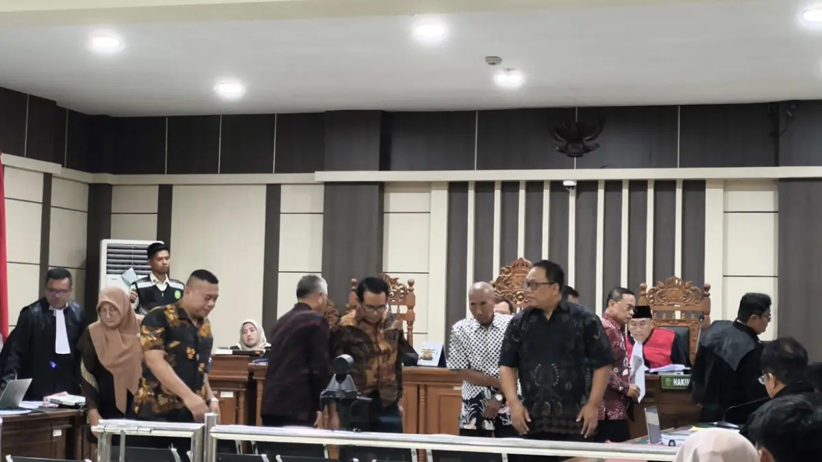 Mantan Kepala Dinas Pemberdayaan Masyarakat dan Desa (Dispermades) Kabupaten Pati, Tri Hariyama (baju putih) menjadi saksi di Pengadilan Tipikor Semarang, Rabu (8/7/2026)