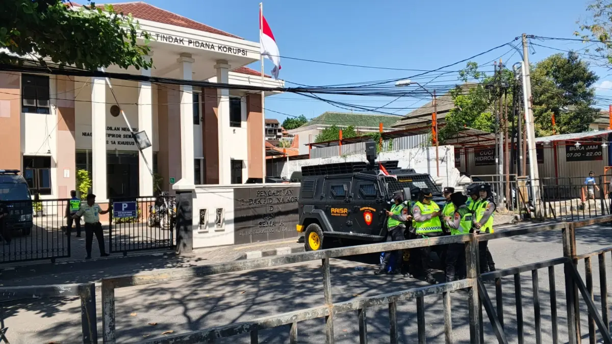 Polisi tampak lebih santai menjaga sidang kasus Sudewo, di Pengadilan Tipikor Semarang, hari Rabu (8/7/26). (Sulistiono)