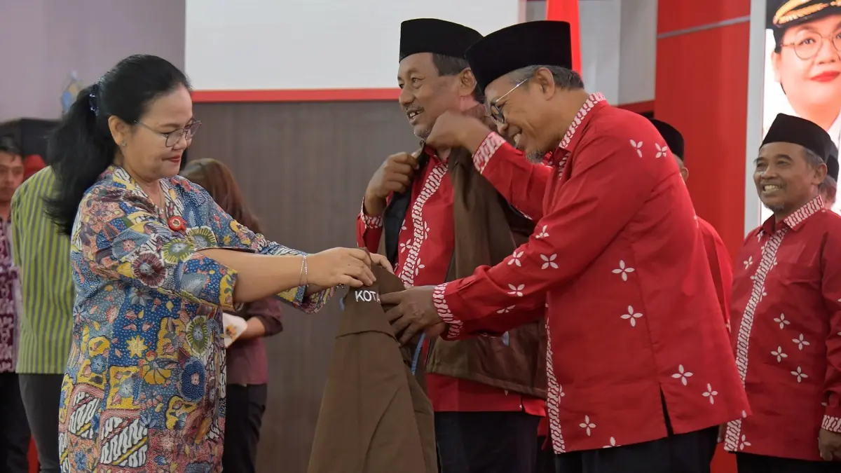 Wali Kota Semarang Agustina Wilujeng saat mengukuhkan Pengurus Paguyuban Pengurus Jenazah Semarang (P2JS)/Modin Kota Semarang periode 2026–2031