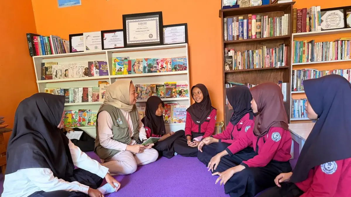 PEROLEH APRESIASI NASIONAL : PT PLN (Persero) UIT JBT menghadirkan manfaat yang berkelanjutan bagi masyarakat lewat Program Tanggung Jawab Sosial dan Lingkungan (TJSL) Rumah Baca Purnama, yang kini berhasil memperoleh apresiasi di tingkat nasional meraih ENSIA Award 2026. (DOK. PLN UIT JBT)