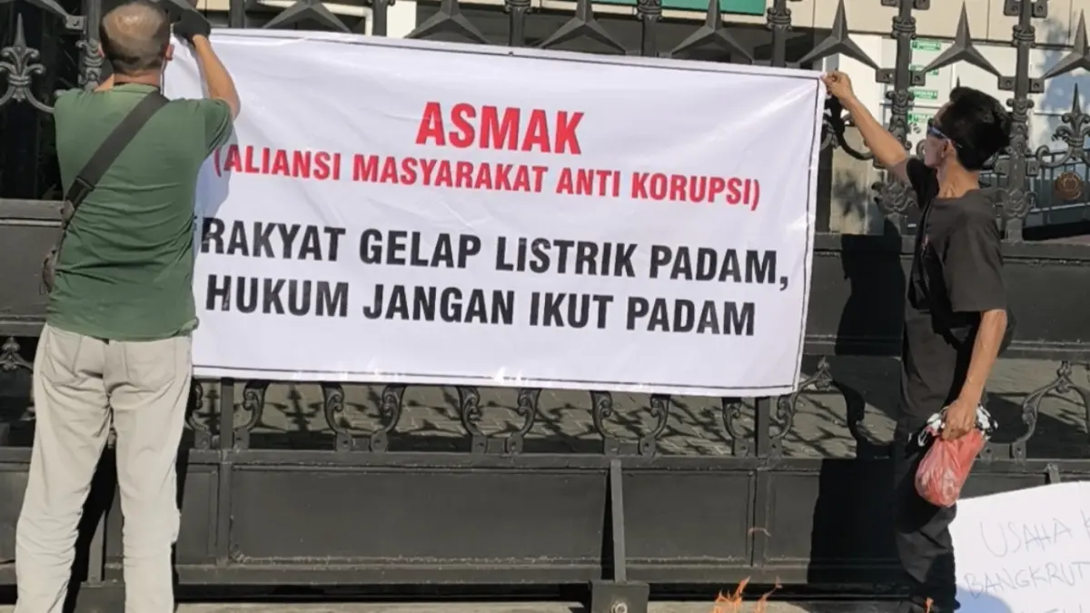 Aliansi Masyarakat Anti Korupsi (Asmak) mendatangi Kantor Kejaksaan Tinggi (Kejati) Jawa Tengah (Jateng) di Jalan Pahlawan, Kota Semarang, Kamis (9/7/2026). (IDA FADILAH/JAWA POS RADAR SEMARANG)