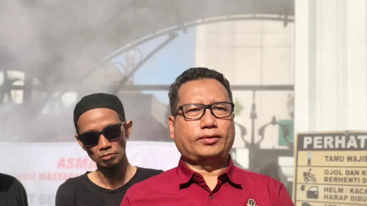 Kepala Seksi Penerangan Hukum Kejati Jawa Tengah, Arfan Triono (baju merah). (IDA FADILAH/JAWA POS RADAR SEMARANG)