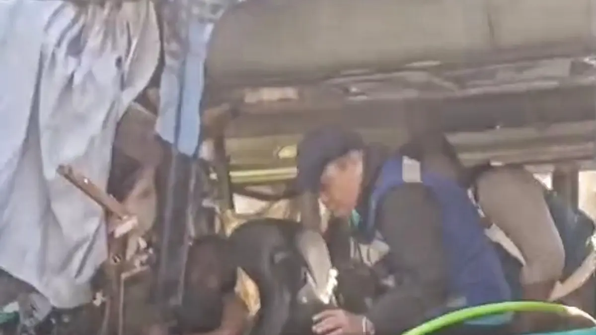 Kondisi penumpang dilakukan proses evakuasi dari dalam bus Debe Trans yang mengalami kecelakaan di Jalan Tol Tembalang Kamis (9/7/2026) 