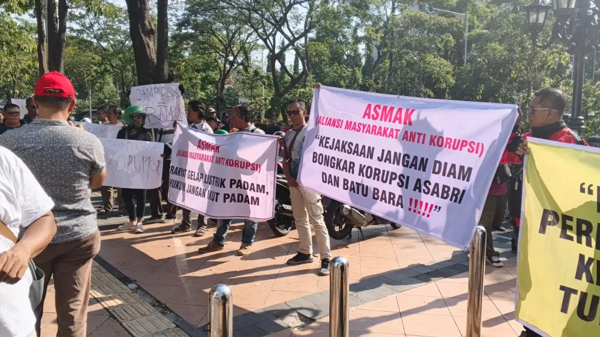 Massa gelar orasi dan poster didepan pintu masuk kantor Kejati Jateng, tapi tak ada satupun polisi yang berjaga. (Sulistiono) 