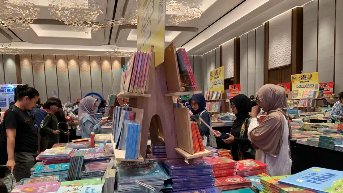 Pengunjung sedang melihat koleksi buku di pameran Big Bad Wolf (BBW) Kota Semarang.