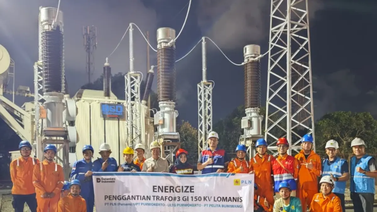 PERKUAT KETENAGALISTRIKAN : PT PLN (Persero) UIT JBT kembali memperkuat infrastruktur ketenagalistrikan di wilayah selatan Jawa Tengah melalui pemasangan Trafo 3 di GI 150 kV Lomanis, Kabupaten Cilacap. (DOK. PLN UPT PURWOKERTO)
